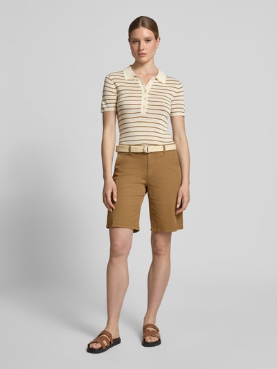 Frauenmodel trägt Bermudas mit Gürtel Modell 'ROVENA' von Soyaconcept aus Baumwoll-Elasthan-Mix in Camel, Regular-Fit, Ganzkörperansicht von vorne.