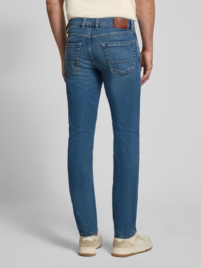Męski model nosi Straight Fit Jeans aus Baumwoll-Mix von bugatti, klasyczny niebieski, mieszanka bawełny, 5 kieszeni, zapięcie na guzik i zamek błyskawiczny, szerokość w rozmiarze 32/32: 43 cm, długość wewnętrzna nogawki w rozmiarze 32/32: 80 cm, widok całej sylwetki z tyłu.