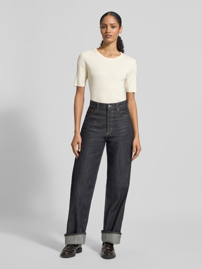 Frauenmodel trägt Sim Fit Strickpullover aus Viskose-Mix mit Zopfmuster von Christian Berg Woman Selection, Rippenstruktur, cremefarben, Slim Fit, Rundhalsausschnitt, 3/4-Arm, elastische Abschlüsse, Ganzkörperansicht von vorne.