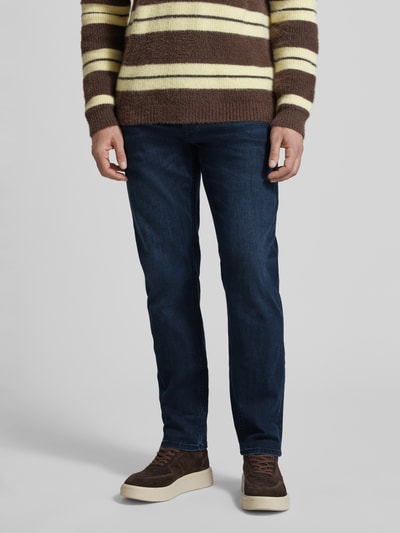 Mannenmodel draagt Modern Fit Jeans met steekzakken Model 'Mitch' van JOOP! Jeans, katoenmix met stretch, donkerblauw, voorkant, totale lichaamsopname.