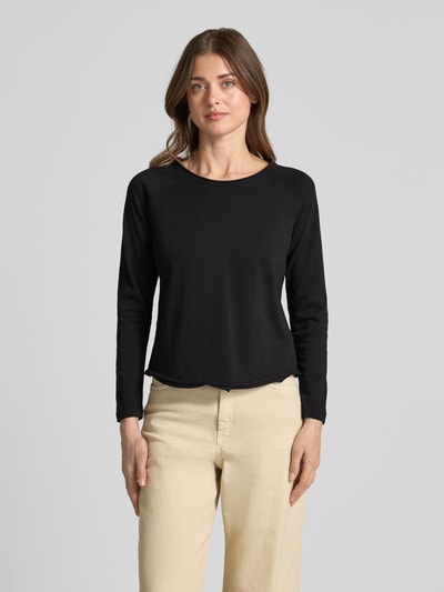 Frauenmodel trägt Longsleeve mit Rundhalsausschnitt und Rollsaum von Smith and Soul in Schwarz aus Reine Baumwolle, Regular-Fit, Ganzkörperansicht von vorne. Rückenlänge bei Größe S: 56 cm.