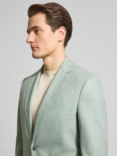 Męski model ma na sobie Regular Fit Anzug aus Viskose-Mix Modell 'Dalotti' od CINQUE, jasnozielony, teksturowany materiał, zdjęcie półprofilowe, zbliżenie na górę ciała, krój regular fit, szerokość w rozmiarze 50: 44 cm, długość pleców: 73 cm, szerokość ramion: 42 cm, długość rękawa: 64 cm