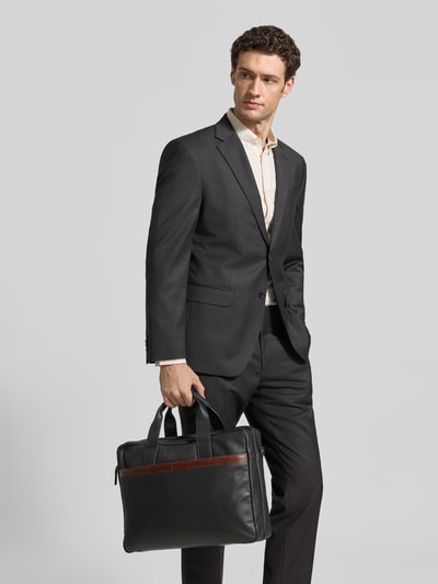 Männermodel trägt Laptoptasche aus echtem Leder Modell 'Corso Deluxe' von bugatti in Schwarz mit braunen Details und Label-Prägung, Ganzkörperansicht von vorne.