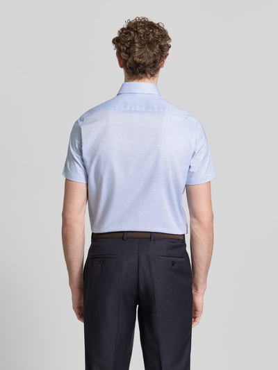 Männermodel trägt Regular Fit Business-Hemd mit Kentkragen von Christian Berg Men in Hellblau, Reine Baumwolle, Ganzkörperansicht Rückansicht.