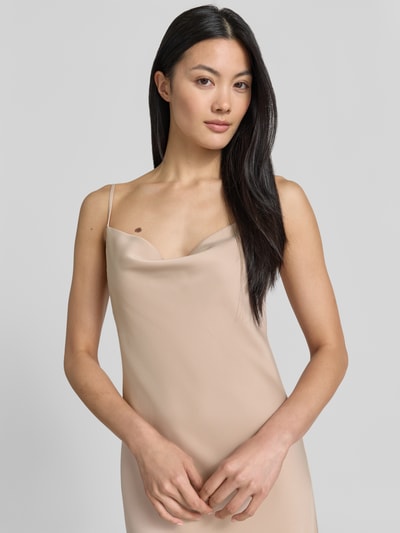 Frauenmodel trägt Cocktailkleid aus Satin mit Wasserfall-Ausschnitt von Jake*s Cocktail, Gerader-Schnitt, Midikleid, Spaghettiträger, Nahaufnahme Oberkörper.