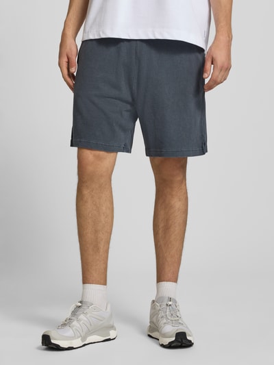 Männermodel trägt Regular Fit Shorts mit elastischem Bund Modell 'Harper' von Carhartt Work In Progress, gewachste Baumwolle, Ganzkörperansicht von vorne