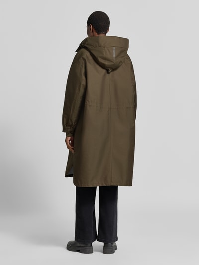 Frauenmodel trägt olivgrünen Parka mit Kapuze Modell 'AKIRA' von g-lab, glatte Textur, gerader Schnitt, Rückansicht, Ganzkörperansicht