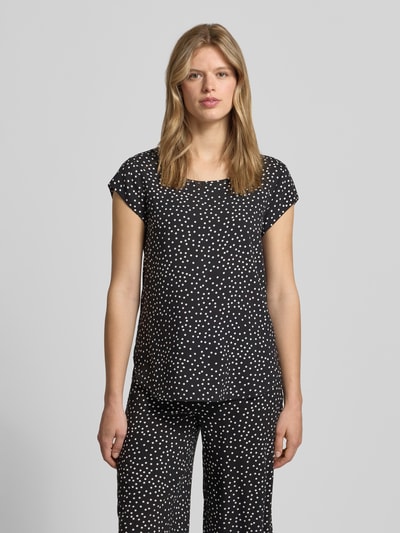 Frauenmodel trägt Regular Fit Blusenshirt aus reiner Viskose Modell 'NOVA' von Only mit Allover-Muster, Rundhals, kurzarm, Ganzkörperansicht von vorne.