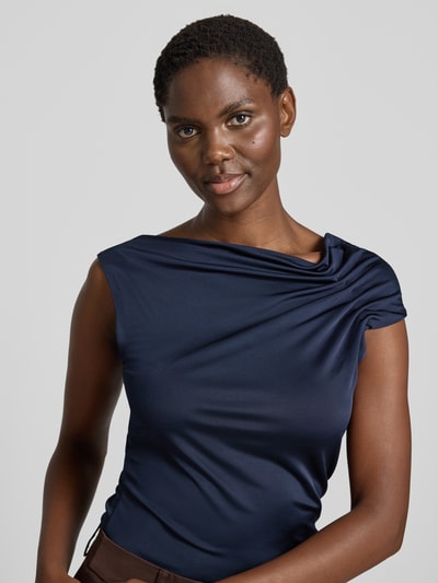 Frauenmodel trägt Relaxed Fit Top aus Viskose-Mix Modell 'JOIA' von BOSS in Dunkelblau, glatte Textur, Nahaufnahme Oberkörper, Damen Top von BOSS.