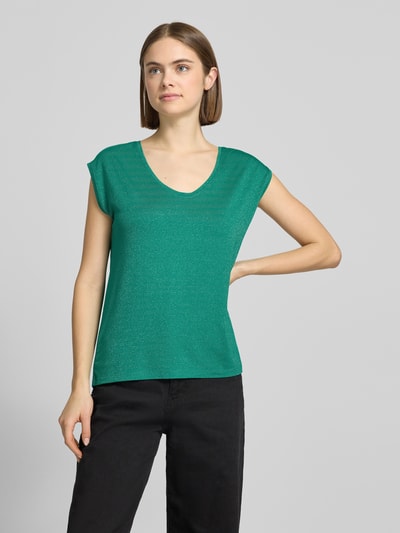Frauenmodel trägt Regular Fit Shirt aus Viskose-Mix Modell 'BILLO' von Pieces, grün, unifarben, schimmernd, gestreift, Ganzkörperansicht von vorne.