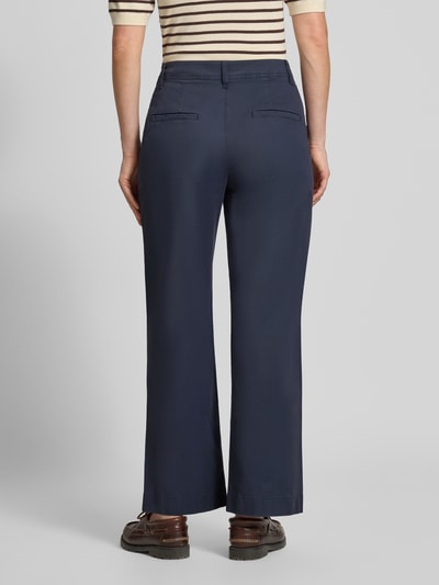 Frauenmodel trägt Regular Fit Chino aus Baumwoll-Lyocell-Mix von Marc O'Polo in Dunkelblau, Damen Chino, Ganzkörperansicht Rückansicht