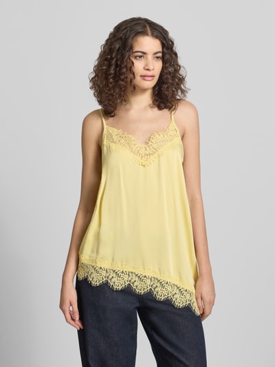Frauenmodel trägt gelbes Relaxed Fit Top mit Spitzenbesatz Modell 'Tami' von OH APRIL, Satin, Spaghetti-Träger, Ganzkörperansicht von vorne.