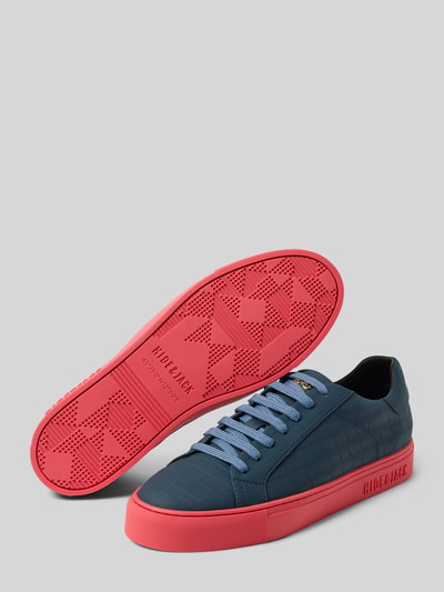 Produktfoto, Sneaker mit Logo-Applikation Modell 'Essence' von Hide&Jack mit Schlangenmuster, abgerundete Passform, rote Sohle, Absatzhöhe 3 cm, Schafthöhe 7 cm, Schaftweite 10 cm, Herren Sneaker