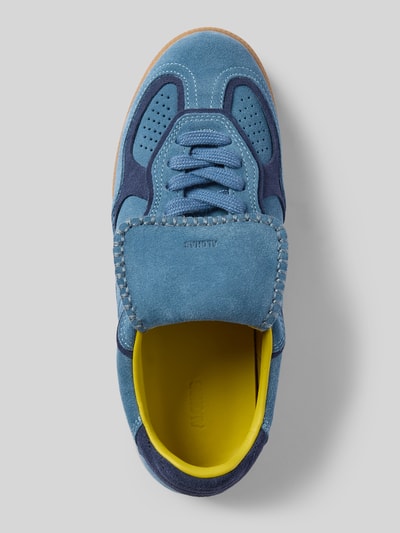Produktfoto, Sneakersy w stylu retro z wiązaniem model 'Tb.490 Club' od ALOHAS, zaokrąglony czubek, gumowa podeszwa, niebieskie odcienie, wysokość obcasa 2 cm, wysokość cholewki 7 cm, szerokość w rozmiarze 40: 9 cm