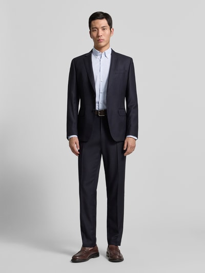 Męski model nosi Regular Fit Business-Hemd mit Knopfleiste von Christian Berg Men z czystej bawełny, button-down kołnierzyk, szerokość w rozmiarze 39/40: 47 cm, długość tyłu: 78 cm, długość rękawa: 64 cm, garnitur w kolorze ciemnogranatowym, gładka faktura, widok całej sylwetki z przodu.