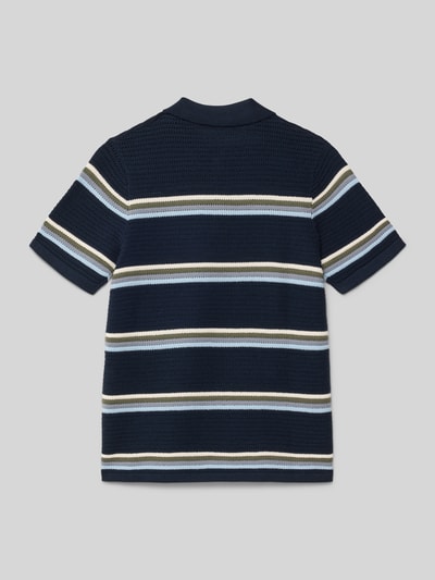 Produktfoto, Regular Fit Strick-Poloshirt Modell 'MAINE' von Jack & Jones in Dunkelblau mit weißen und beigen Streifen, reine Baumwolle, Kinder Poloshirt, Rückenlänge Größe 140: 58 cm, mit Knopfleiste, Textur durch Strickmuster.