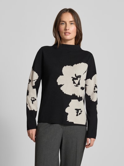 Frauenmodel trägt Strickpullover mit geripptem Stehkragen von Betty Barclay, Viskose-Mix, Blumenmuster, lockerer Schnitt, Ganzkörperansicht von vorne.