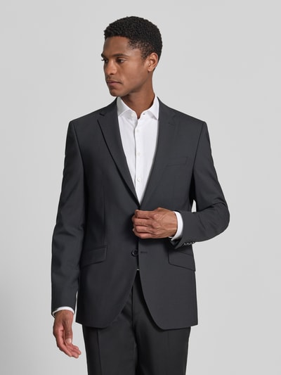Männermodel trägt Slim Fit 2-Knopf-Sakko mit Pattentaschen Modell 'Allan' von DIGEL, dunkler Farbton, Material-Mix mit Schurwoll-Anteil, Reverskragen, Ganzkörperansicht von vorne. Rückenlänge 73 cm, Schulterbreite 45 cm, Ärmellänge 67 cm bei Größe 50.