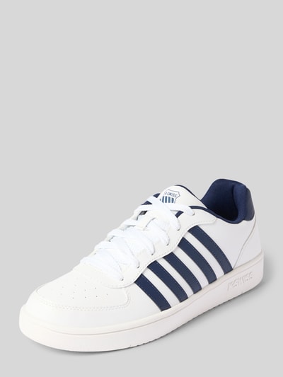 Produktfoto, Herren Sneaker mit abgerundeter Form, weiß-blau, Schnürung, Modell 'Court Cali', Label-Details, profilierte Sohle, Absatzhöhe 3 cm, Schafthöhe 7 cm, Schaftweite 9 cm, Sneaker mit Label-Details Modell 'Court Cali' von K-SWISS