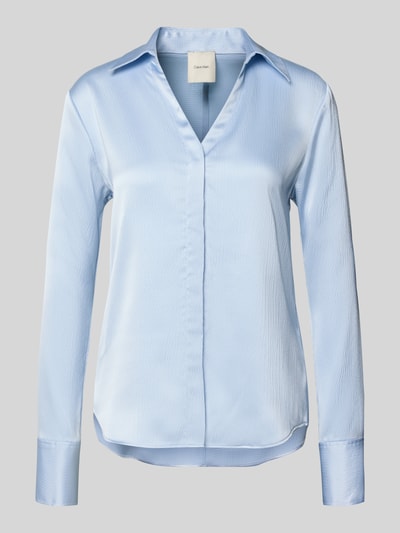 Produktfoto, hellblaue Regular Fit Bluse mit V-Ausschnitt von Calvin Klein Womenswear, glatte Textur, Hemdblusenkragen, verdeckte Knopfleiste