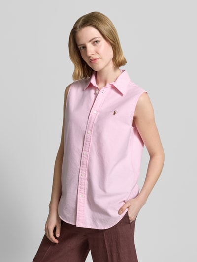 Vrouwenmodel draagt 'Relaxed Fit Hemdbluse aus reiner Baumwolle' van Polo Ralph Lauren in lichtroze, oxford katoen, relaxed fit, mouwloos, logo-stitching, eenrijige knopen, hemdkraag, v-hals, unikleuren. Ganzichaamsaanzicht van voren.