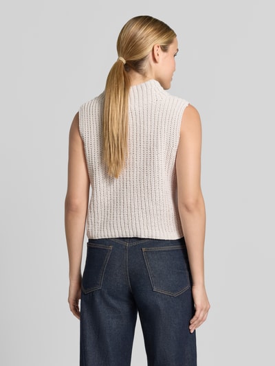 Frauenmodel trägt Regular Fit Top in Strick-Optik von monari in Beige, ärmellos, Stehkragen, Strukturmuster, Rückenansicht, Damen Top, KI-modifiziertes Bild