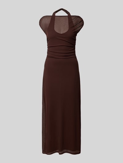 Produktfoto, Midikleid in Layering-Optik von Forever New in Braun, gerader Schnitt, Neckholder, fein texturiert, dezente Raffungen, schlichtes Design.