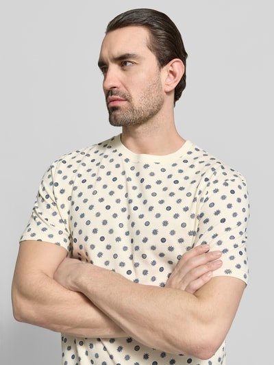 Männermodel trägt T-Shirt im Allover-Look mit Rundhalsausschnitt von Scotch & Soda, Reine Baumwolle, Regular-Fit, Nahaufnahme Oberkörper.