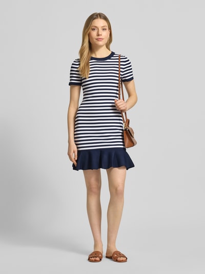 Frauenmodel trägt T-Shirt-Kleid aus Viskose-Mix mit Rundhalsausschnitt von MICHAEL Michael Kors, navy-weiß gestreift, Minikleid, Ganzkörperansicht von vorne.