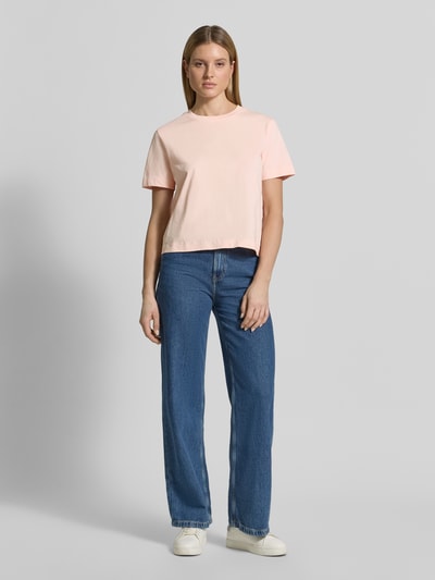 Vrouwenmodel draagt Boxy Fit T-shirt uit puur katoen model 'ESSENTIAL' van Selected Femme in effen kleuren, ronde hals, korte mouw, labelpatch, heavy jersey, materiaalverwerking puur katoen, unilook, ganzekörperaanzicht van voren.