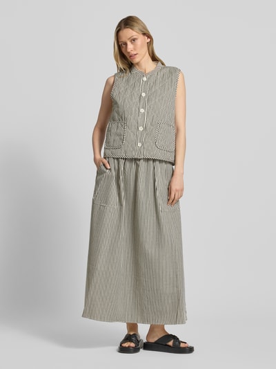 Frauenmodel trägt gestreifte Steppweste mit aufgesetzten Taschen Modell 'Cairo' von LOLLYS LAUNDRY aus Baumwoll-Mix, Regular-Fit, Allover-Look, Stehkragen und Knopfleiste, Ganzkörperansicht von vorne.