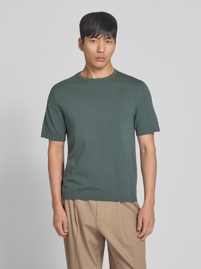 Männermodel trägt Regular Fit T-Shirt aus reiner Bio-Baumwolle Modell 'TORINO' von SELECTED HOMME, Optik: Unifarben, Ganzkörperansicht von vorne.