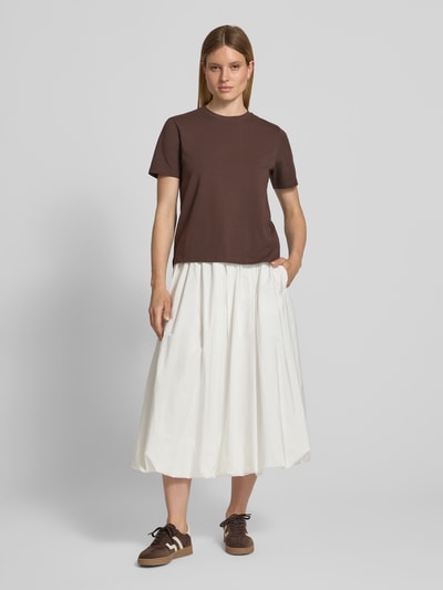 Frauenmodel trägt T-Shirt mit Rundhalsausschnitt Modell 'NORA' von VILA aus Baumwoll-Elasthan-Mix, Regular-Fit, Damen T-Shirt, Vorderansicht Ganzkörperansicht.