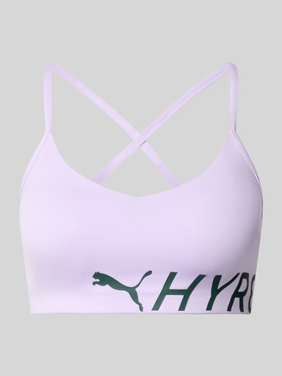 Productfoto, lichtpaarse Sport-BH met labelprint van PUMA Performance, gladde stof, groene letters op lichtgrijze achtergrond