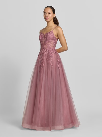 Frauenmodel trägt Abendkleid mit floralen-Stickereien von Laona in A-Linie aus Mesh, Maxikleid, Karree-Ausschnitt, Corsagen-Optik, Rückenlänge 131 cm, Brustweite 33 cm, Reißverschluss auf der Rückseite, Ganzkörperansicht von vorne.