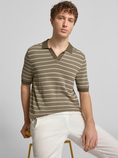 Männermodel trägt Regular Fit Poloshirt aus reiner Bio-Baumwolle Modell 'TILO' von Only & Sons, Optik:Allover-Muster, Strick, Nahaufnahme Oberkörper.