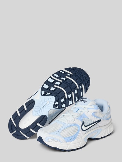 Produktfoto, Sneaker mit Logo-Detail von Nike, Damen Sneaker mit abgerundeter Passform, Schnürverschluss, profilierte Sohle, Absatzhöhe 6 cm, Schafthöhe 6 cm, Schaftweite 7 cm, Weiß und Hellblau mit dunklem Logo, strukturierte Oberfläche.