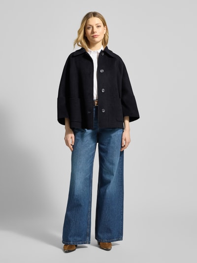 Modelka nosi Relaxed Fit Jacke aus Woll-Mix mit Umlegekragen von Fuchs Schmitt, czarny, duże kieszenie, 3/4 rękaw, widok z przodu, Ganzkörperansicht von vorne. Szerokość w rozmiarze 36: 42 cm ramiona, 56 cm biust, długość pleców 73 cm, długość rękawa 40 cm.