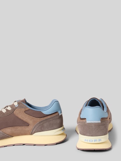 Produktfoto, Sneakersy z mieszanki skóry i tkaniny model 'City Retro' od HOFF, zaokrąglony czubek, wiązanie, wysokość obcasa 3 cm, wysokość cholewki 11 cm, szerokość w rozmiarze 44: 6 cm, brązowe i niebieskie z kremową podeszwą