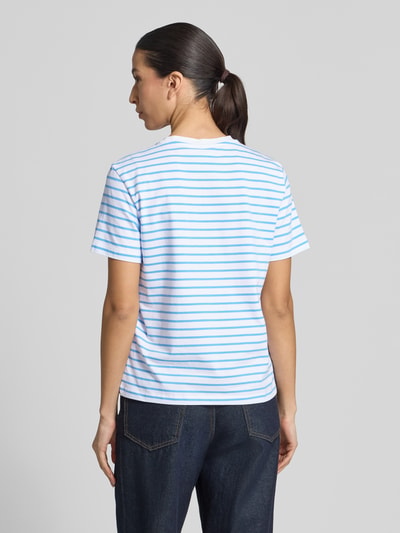 Modelka nosi damski t-shirt z mieszanki bawełny Vila, prosty krój, model 'NORA', okrągły dekolt, długość tyłu 57 cm, widok z tyłu