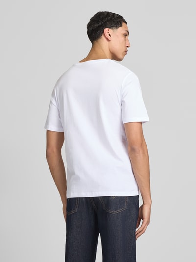 Männermodel trägt T-Shirt mit Rundhalsausschnitt im 3er-Pack von Jack & Jones uit pure katoen, regular fit, ruglengte 67 cm, Ganzkörperansicht Rückansicht