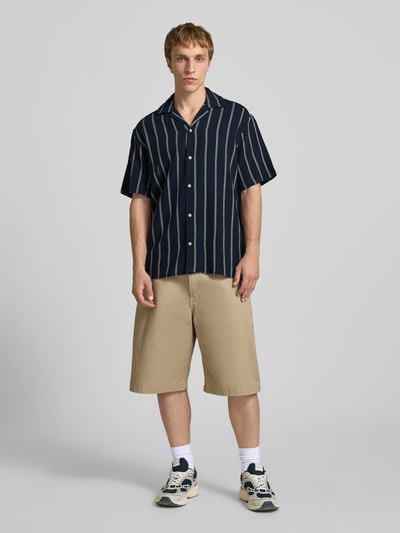 Männermodel trägt Regular Fit Freizeithemd mit Strukturmuster Modell 'COBA' von Jack & Jones im Baumwoll-Mix, Ganzkörperansicht von vorne.