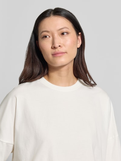Frauenmodel trägt Boxy Fit T-Shirt mit überschnittenen Schultern Modell 'KUSIA' von Drykorn, Reine Baumwolle, Rundhalsausschnitt, Damen T-Shirt, Nahaufnahme Oberkörper.