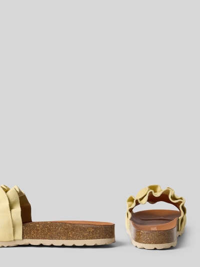 Produktfoto, Slipper aus echtem Leder Modell 'Rocio' von Verbenas, Damen Slipper mit Rüschenbesatz, offene Ferse, profilierte Sohle, abgerundete Passform, Absatzhöhe 3 cm, gelb-beige Farbtöne, natürliche Glattstruktur