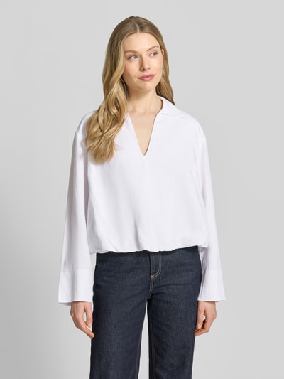 Vrouwenmodel draagt Regular Fit Blouse van zuivere viscose met V-hals en kraag, model 'DAPHNE' van Samsøe Samsøe, witte kleur, vooraanzicht volledige opname.