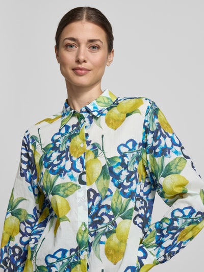 Frauenmodel trägt Regular Fit Hemdbluse mit floralem Allover-Print von More & More, Reine Baumwolle, Hemdblusenkragen, Langärmelig, durchgängige Knopfleiste, Sportmanschetten, bunte Farben, Textur gemustert, Nahaufnahme Oberkörper.