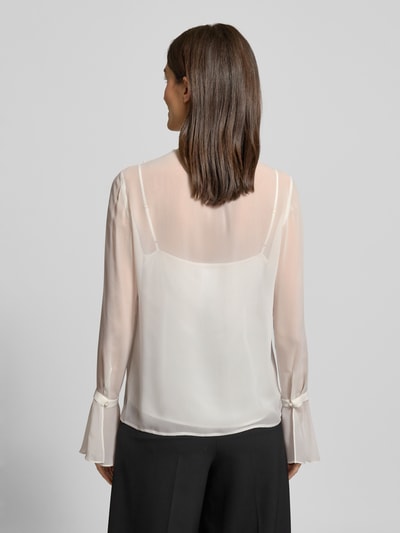 Männermodel trägt Regular Fit Langarmbluse mit Top aus reiner Seide von Max Mara Studio, kremowa, półprzezroczysta, falbany, zdjęcie całej sylwetki z tyłu.
