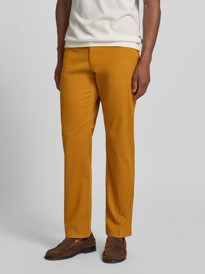 Mężczyzna nosi Hose mit Gesäßtaschen od Christian Berg Men, kolor musztardowy, bawełna z elastanem, krój slim fit, długość nogawki 80 cm, szerokość w rozmiarze 50 to 45 cm, widok całej sylwetki z przodu.