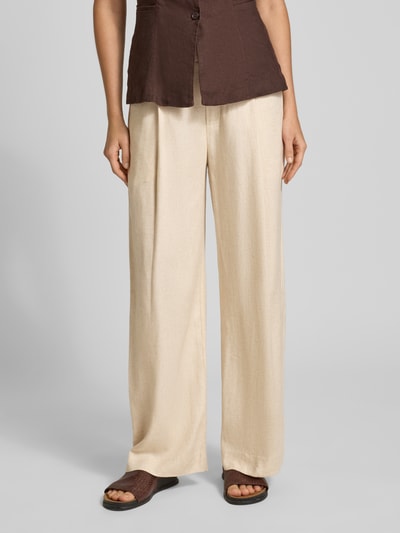 Kobiece model prezentuje spodnie z szerokimi nogawkami Wide Leg Pants aus Viskose-Mix mit Biesen Modell 'MIssa Coleen' od MOS MOSH, mieszanka wiskozy z lnem, krój loose fit, zaszewki, zapięcie na haftkę i zamek błyskawiczny, szerokość w rozmiarze 36: 39 cm, długość wewnętrzna nogawki: 106 cm, jasny kolor, gładka tekstura, pełen widok od przodu