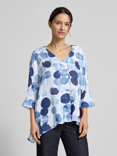 Vrouwenmodel draagt Relaxed Fit Bluse aus Viskose-Mix van Apricot, dames blouse in viscosemix, all-over look, v-hals, 3/4-mouw, ruglengte maat S 70 cm, mouwlengte maat S 30 cm, blauwe tinten met ronde vormen, luchtige textuur, vooraanzicht bovenlichaam